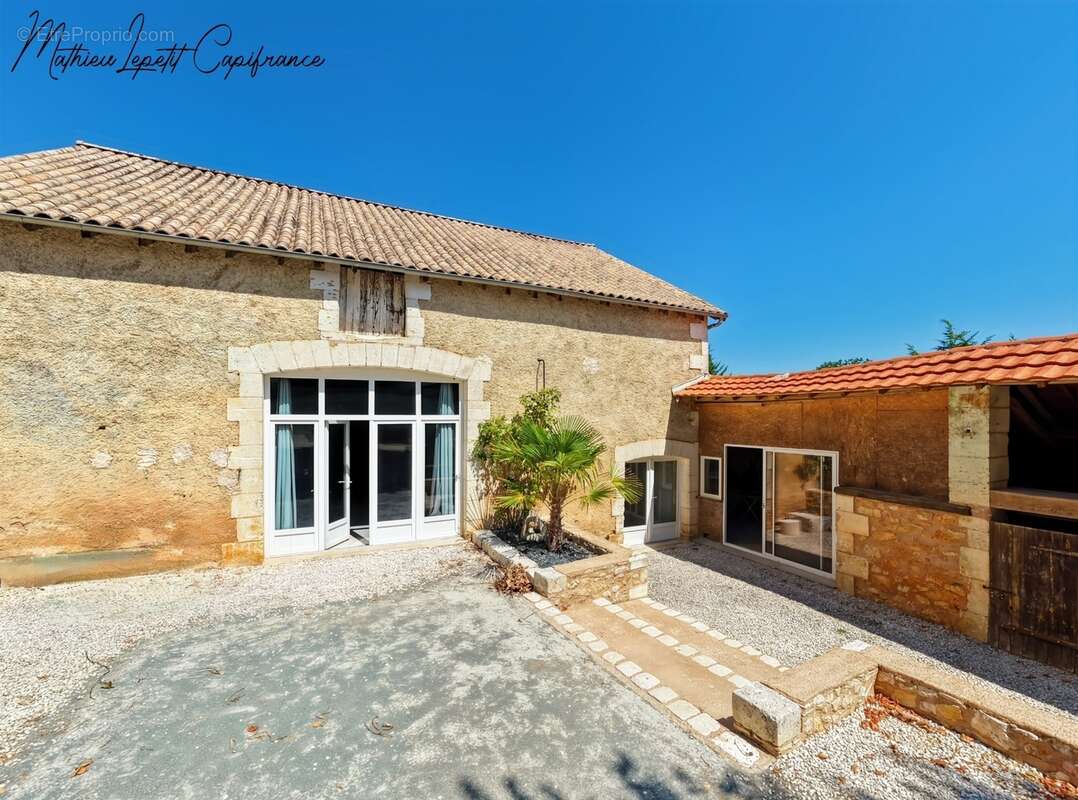 Aux portes de Périgueux – Authentique longère en pierre du XIXᵉ siècle 210 M²- T7 – DPE B – Terrain clos de 1,14 hectare-dépenda - photo 5