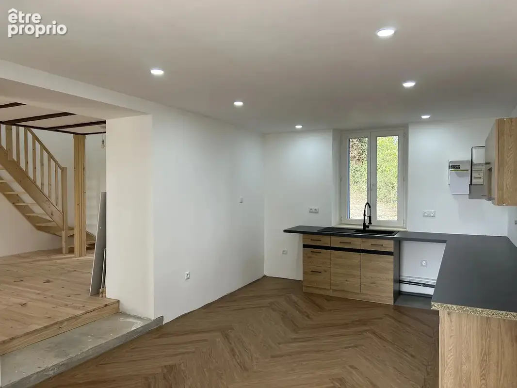 Maison de 3 chambres magnifiquement rénovée avec une petite maison attenante d'une chambre. - photo 16