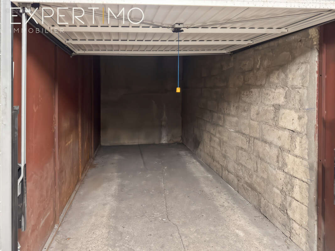 Parking à PARIS-18E