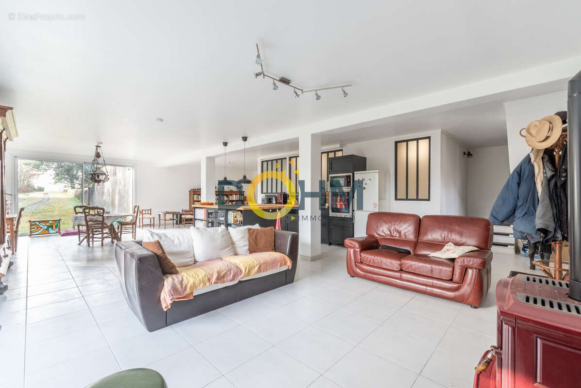 A vendre ambert maison renovee avec vue magnifique , calme, 5 chambres - photo 7