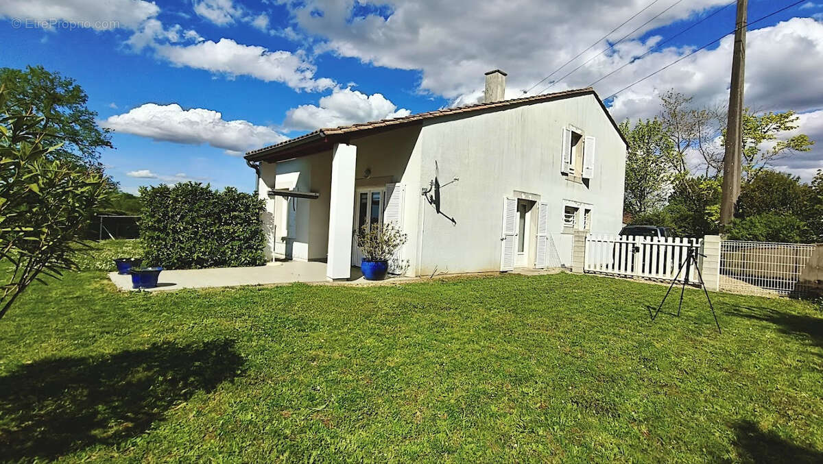 Maison à SAINT-SEURIN-DE-CURSAC