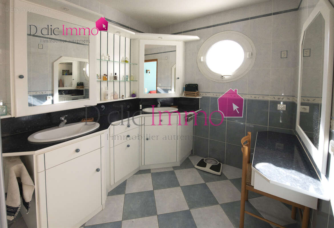 SAINT HILAIRE DE RIEZ   165 m2 habitables   4 chambres   2 garages (54 m2 et 48 m2)   Pièce SPA 32 m2   Jardin - photo 11