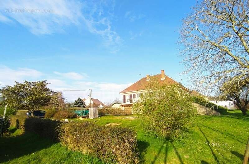 Maison familiale de plus de 220 m² avec 5 chambres, piscine, sauna, terrain clos, vue dégagée - photo 9