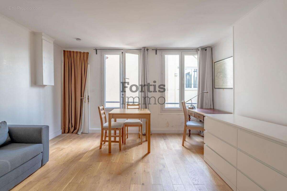 Appartement à PARIS-1E