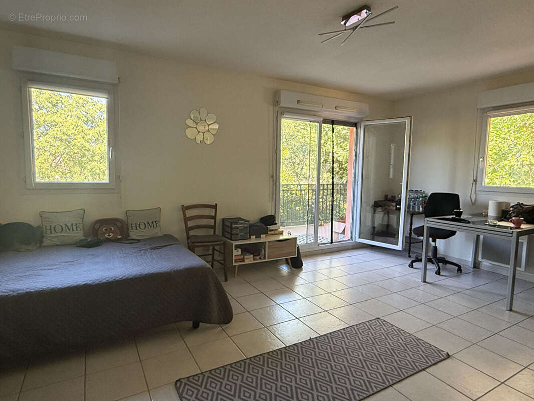 Appartement à LA ROQUE-D'ANTHERON