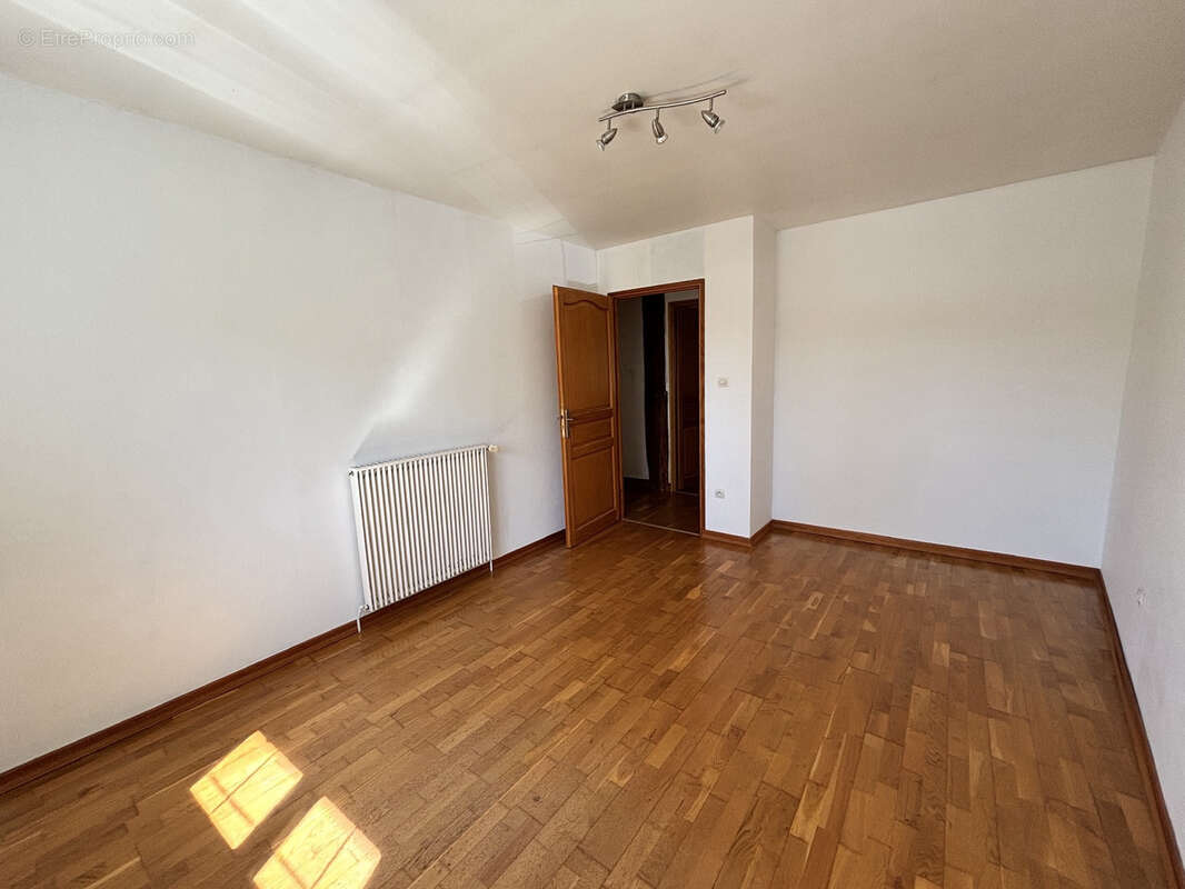 Maison à OURCHES-SUR-MEUSE