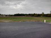 Terrain à SAINT-LAURENT-DE-LA-PREE