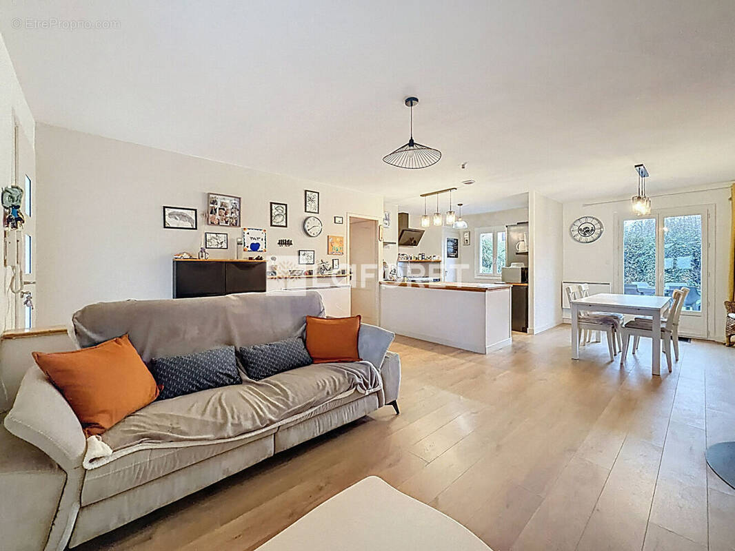 Maison à SAINT-ETIENNE-SUR-CHALARONNE