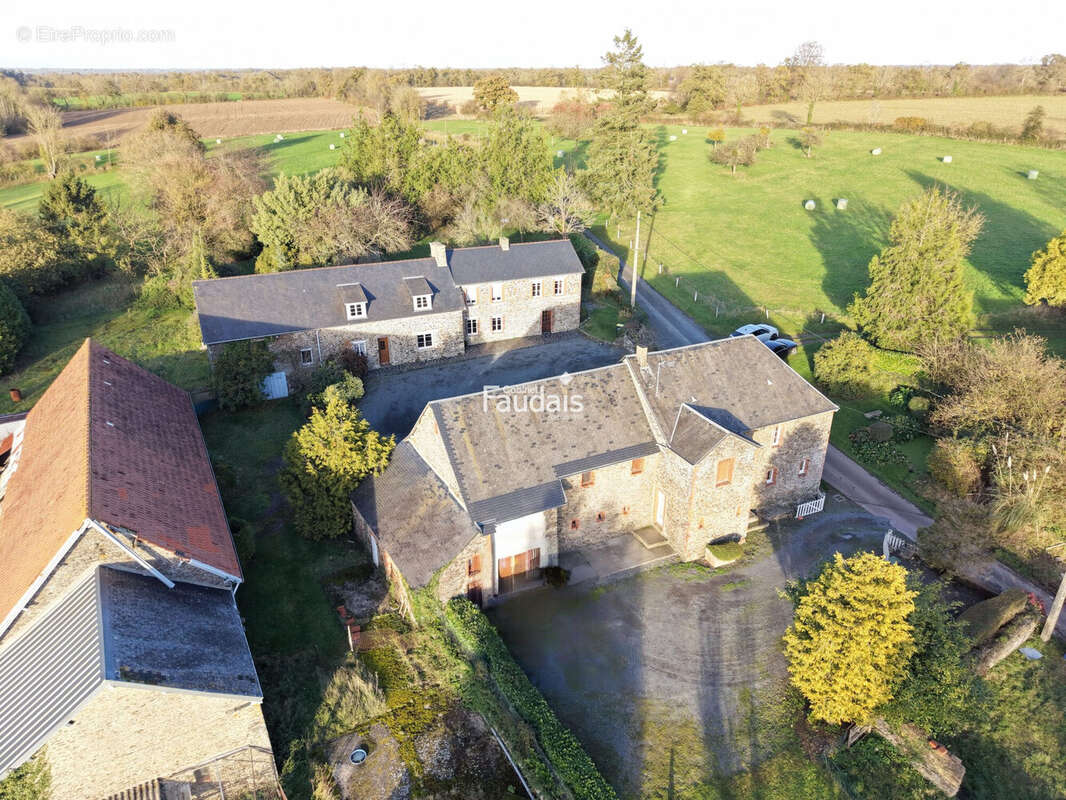 Maison 212 m² à Saint-Jean-De-Savigny  - photo 4