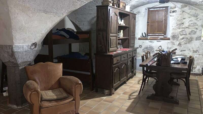 Maison de village à rénover – Plein centre – 80 m² au sol / 57 m² Carrez – Jardinet + Cave - photo 5