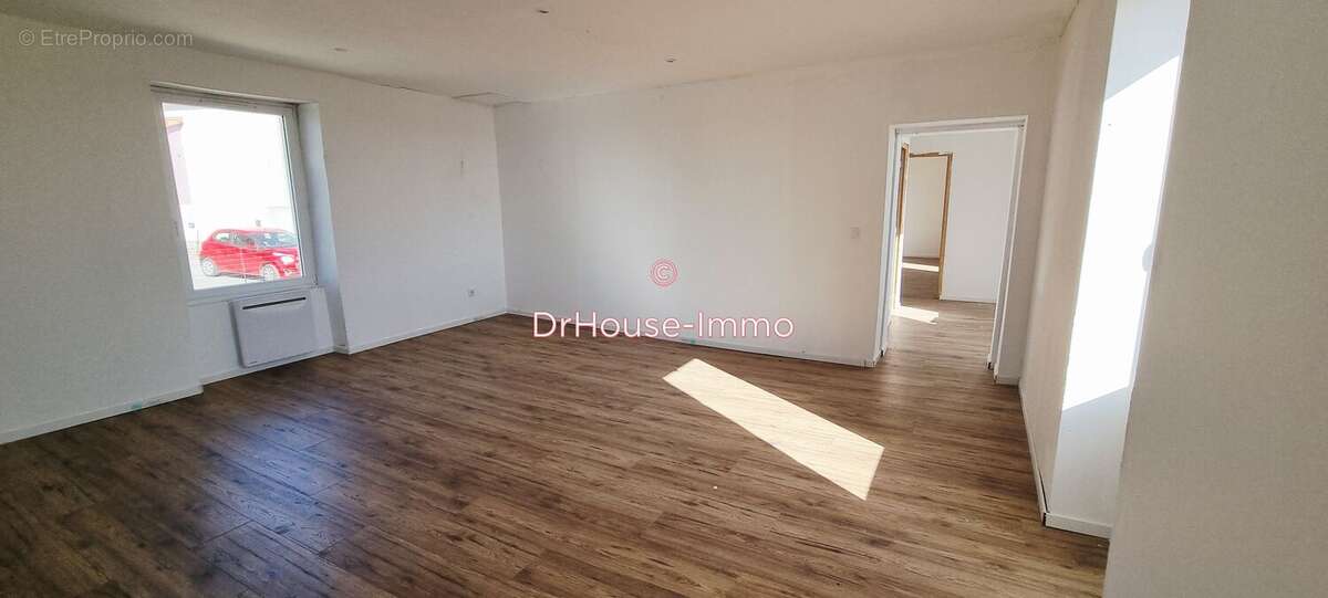 Maison 150 m² à Saint-Denis-Du-Payre  - photo 8