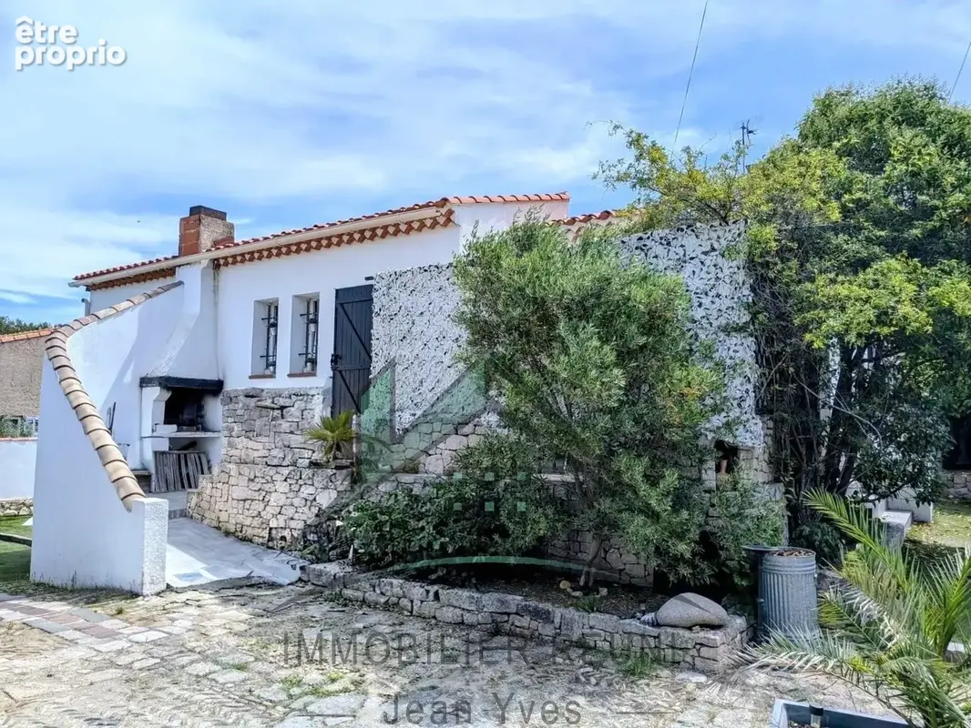 Châteauneuf-les-Martigues   La Mède . Villa 4 chambres + T2 indépendant. Piscine . 2 stationnements. - photo 2