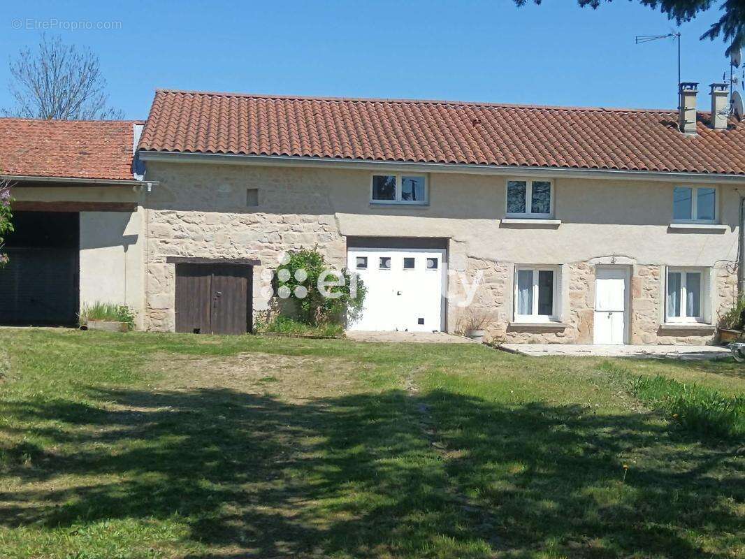 Maison à PERIGNEUX