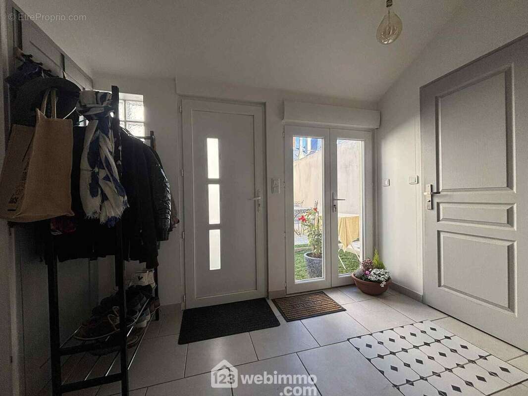 Au rez-de-chaussée, l&#039;entrée dessert d&#039;un côté, - Maison à CHATELLERAULT