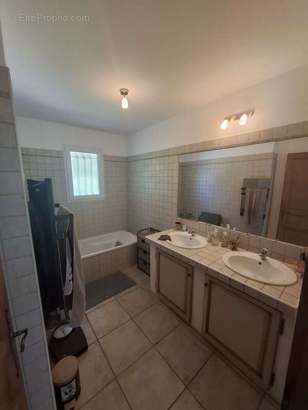 Maison à FONTVIEILLE