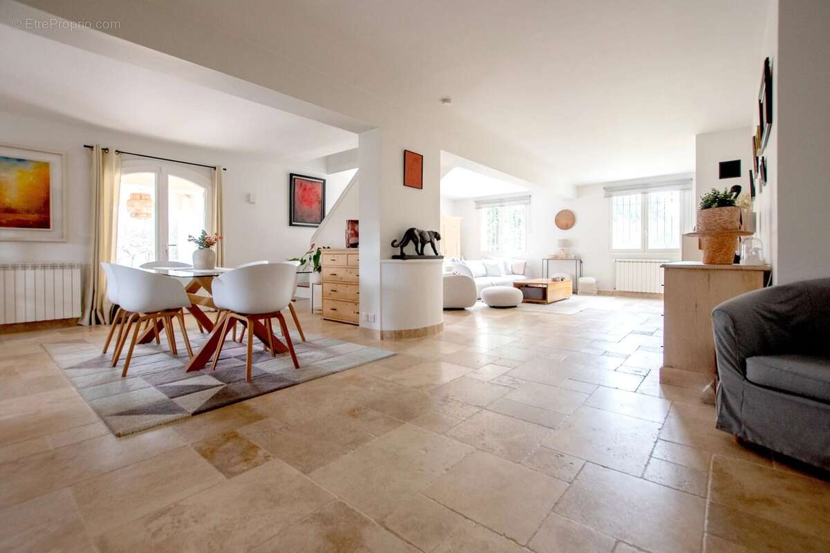 Maison à CHATEAUNEUF-GRASSE