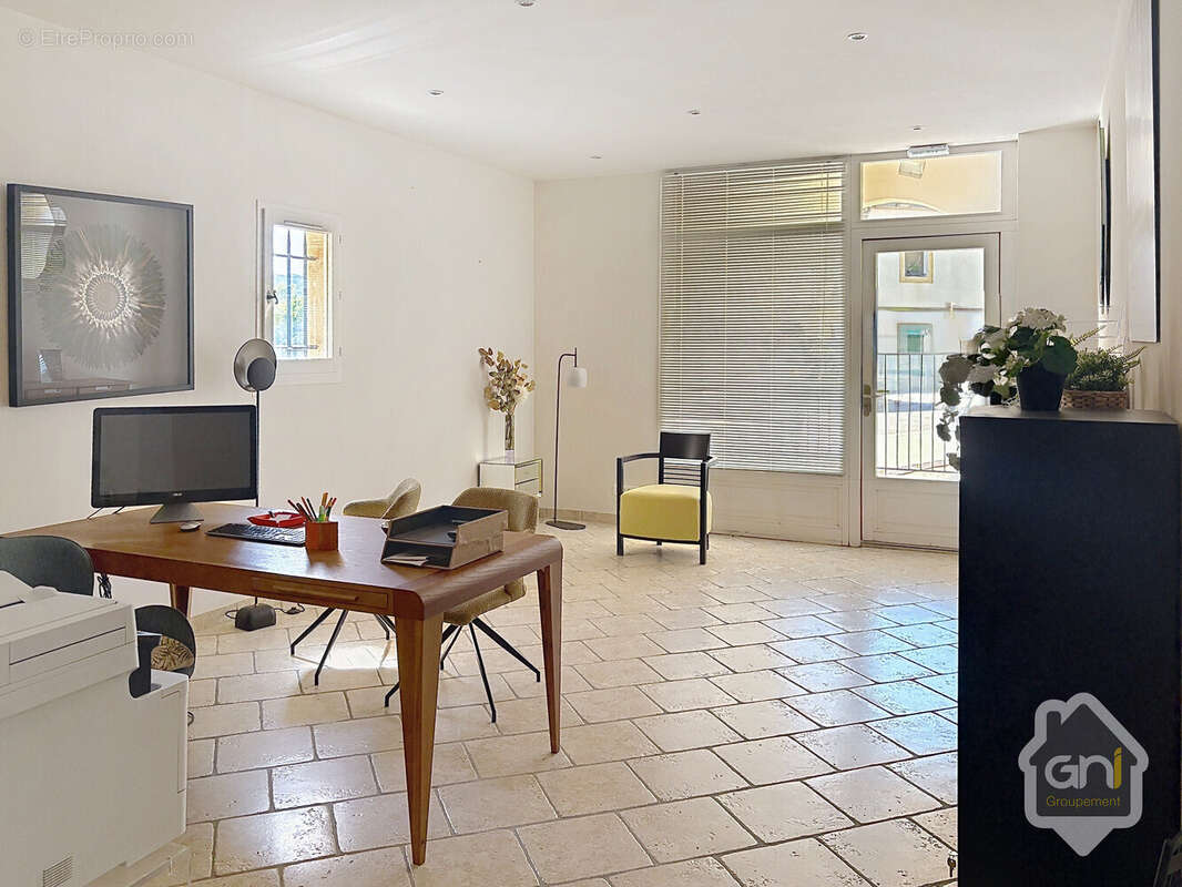 Vente de 2 bureaux et 11box de stockage - photo 5