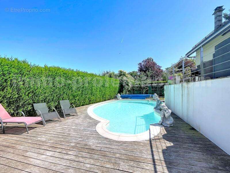 Maison_grand_espace_proche_genève_frontière_suisse_garre_lumineux_calme_piscine_terrasse_extérieur_séjour_salon_cuisine_chambre_1_2_3_4salle_de_bains_sous-sol_independance_gararge