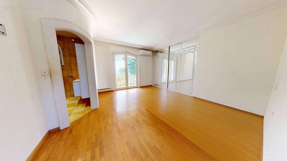 A vendre, Maison de Type 4 de plain-pied - Marseille 11e La Valentine ? 270 m², Vue panoramique & Piscine à débordement- 4 garag - photo 9