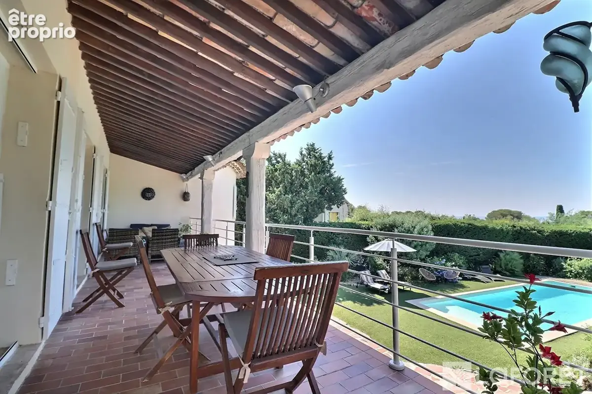 Saint-Raphaël  Villa rénovée avec vue mer, piscine et vaste terrain - photo 7