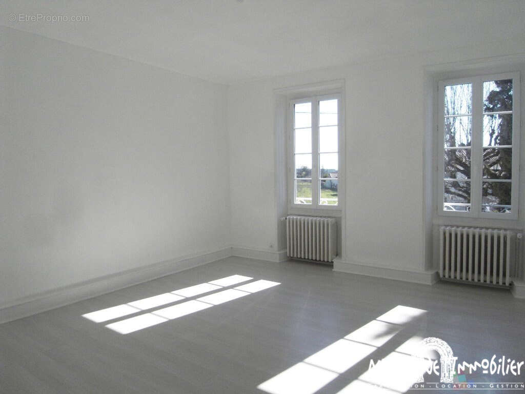 A vendre à CHATEAUBERNARD - Spacieuse Charentaise de 4 pièces - 154m2 - Jardin clos - photo 7