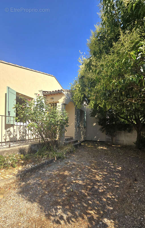 Maison à ENTRAIGUES-SUR-LA-SORGUE