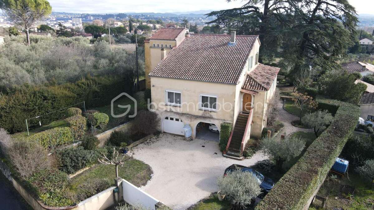 Demeure de caractère avec ascenseur, dépendances et terrain piscinable - photo 3