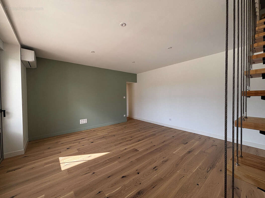 Maison à SAINT-LAURENT-DE-LA-PREE