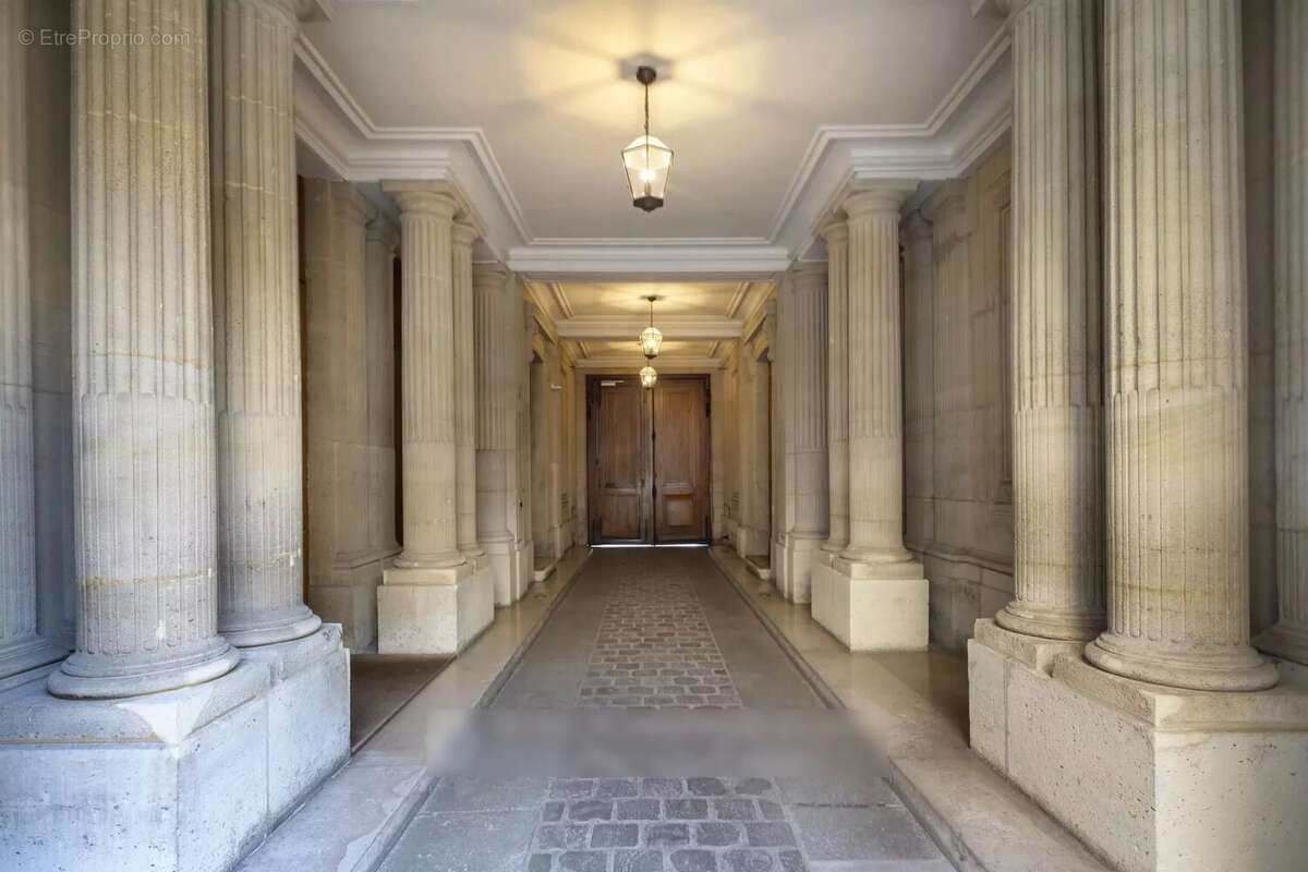 Appartement à PARIS-8E