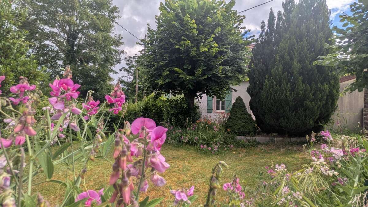 Sur Montaigu le blin, longère et dépendances - photo 2