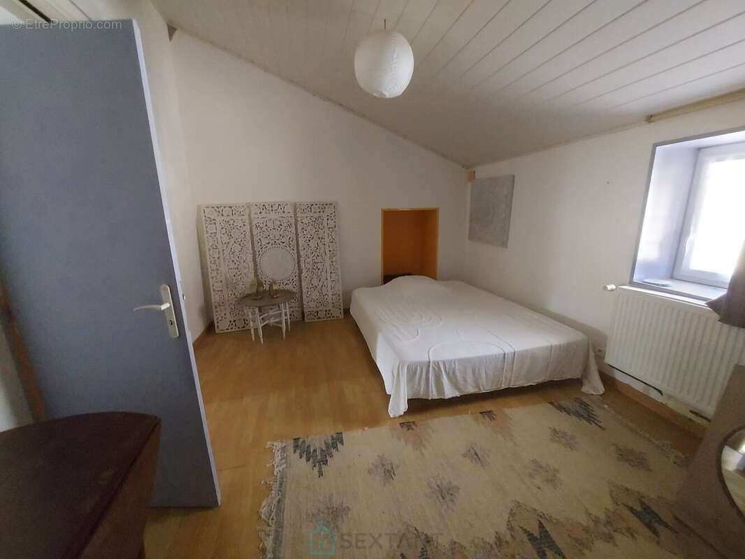 Maison à SAINT-BARTHELEMY-DE-BUSSIERE