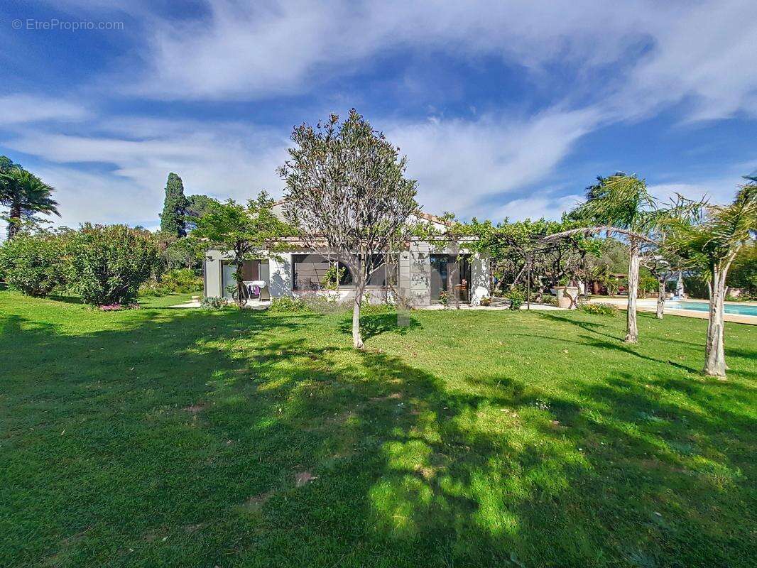 Propriété de Prestige avec Piscine spa et Terrain de tennis à Roquebrune-sur-Argens - photo 15