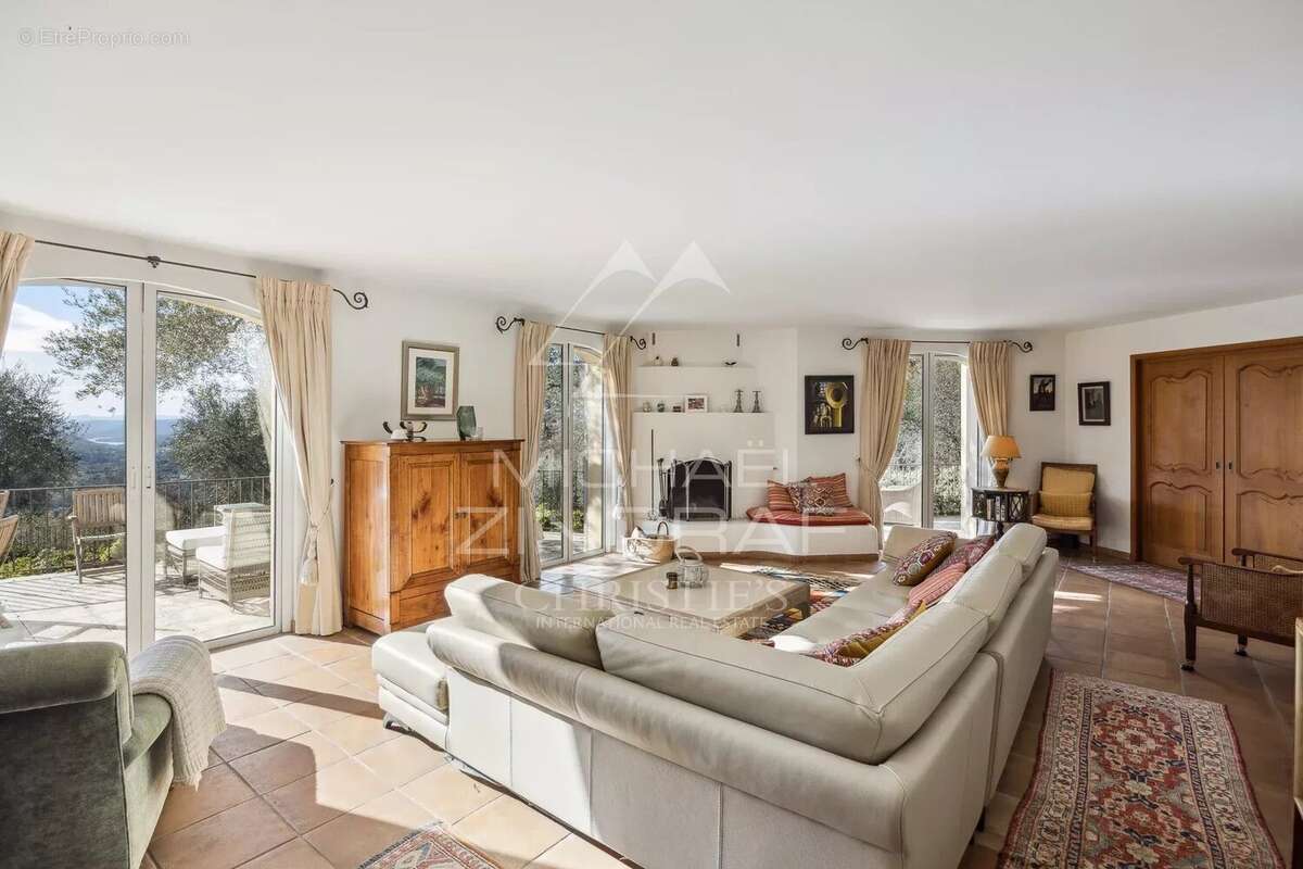 Elegante  Villa position dominante avec vue mer et oliveraie - photo 2