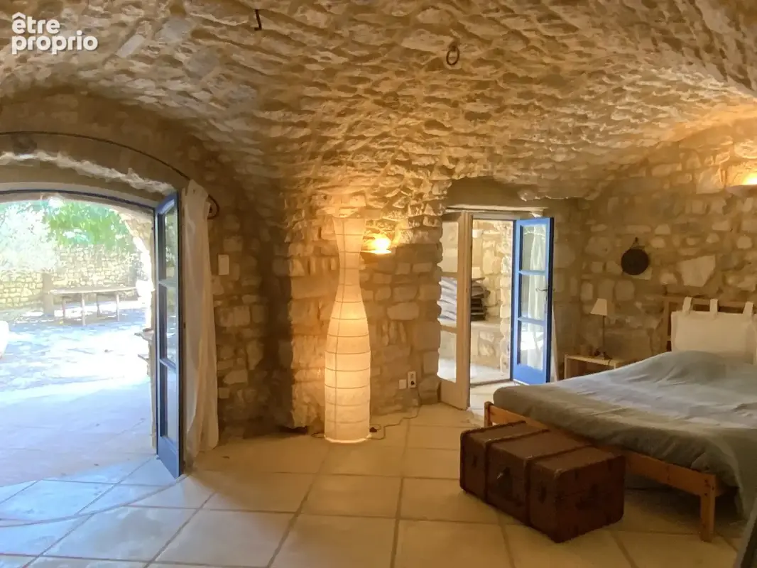 Charmante propriété en pierre offrant un cadre de vie rare au cœur d’un charmant village avec commerces. - photo 9