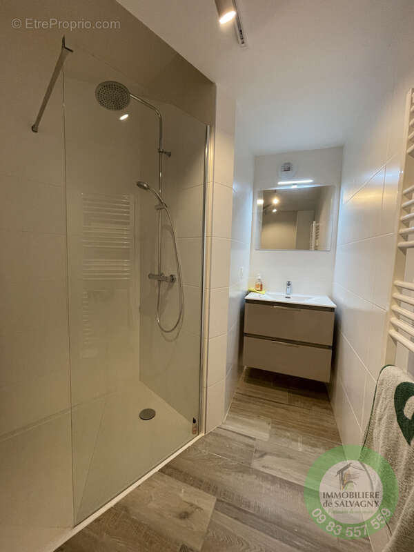 Appartement à LA TOUR-DE-SALVAGNY