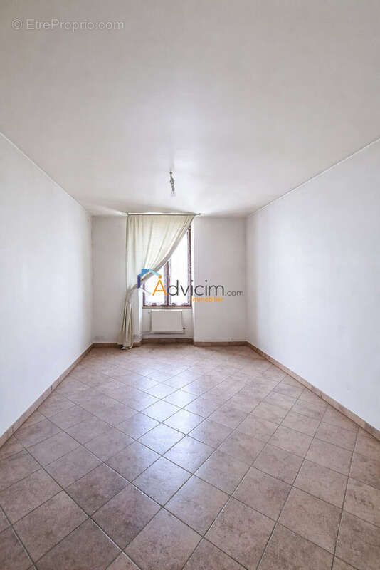 chambre 2 1er étage - Maison à BRIENON-SUR-ARMANCON