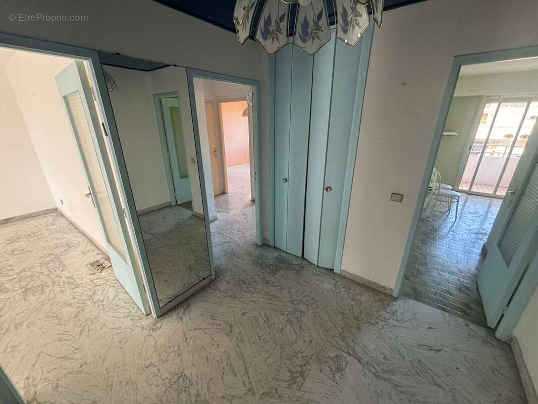 Appartement à SAINT-LAURENT-DU-VAR