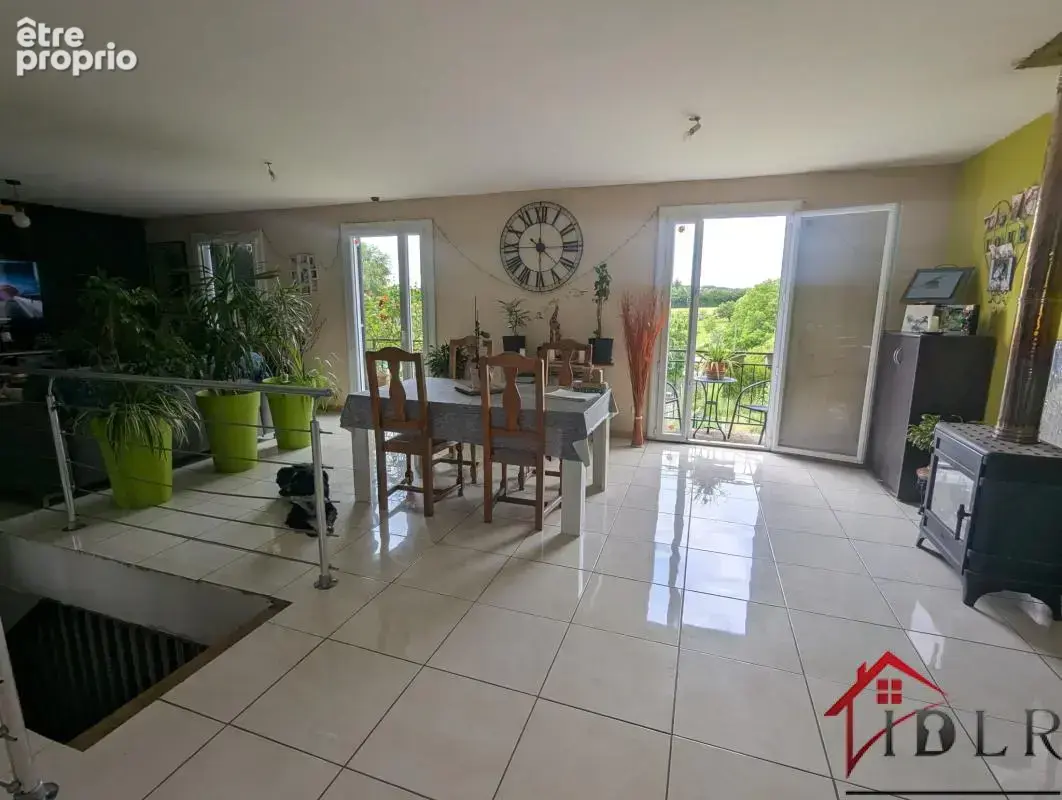 Pavillon sans mitoyenneté sur 1440 m2 à Oyriers - photo 3