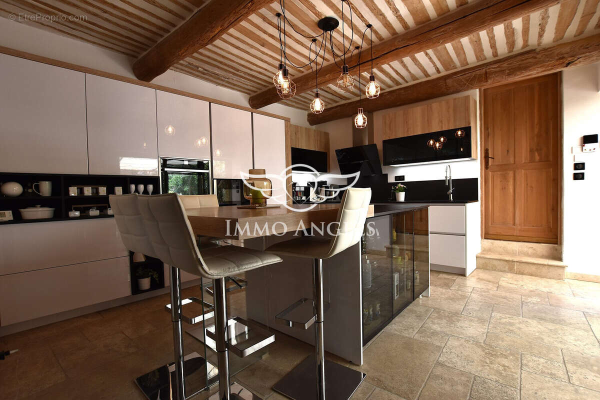 Maison 341 m² à Sainte-Cecile-Les-Vignes  - photo 8