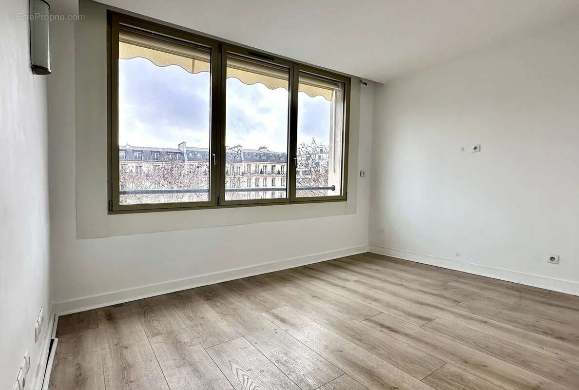 Commerce à PARIS-8E