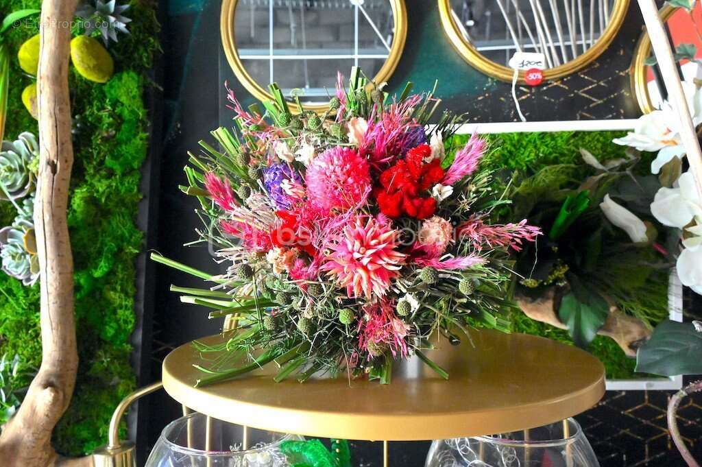 Commerce à SAINT-LAURENT-DES-ARBRES