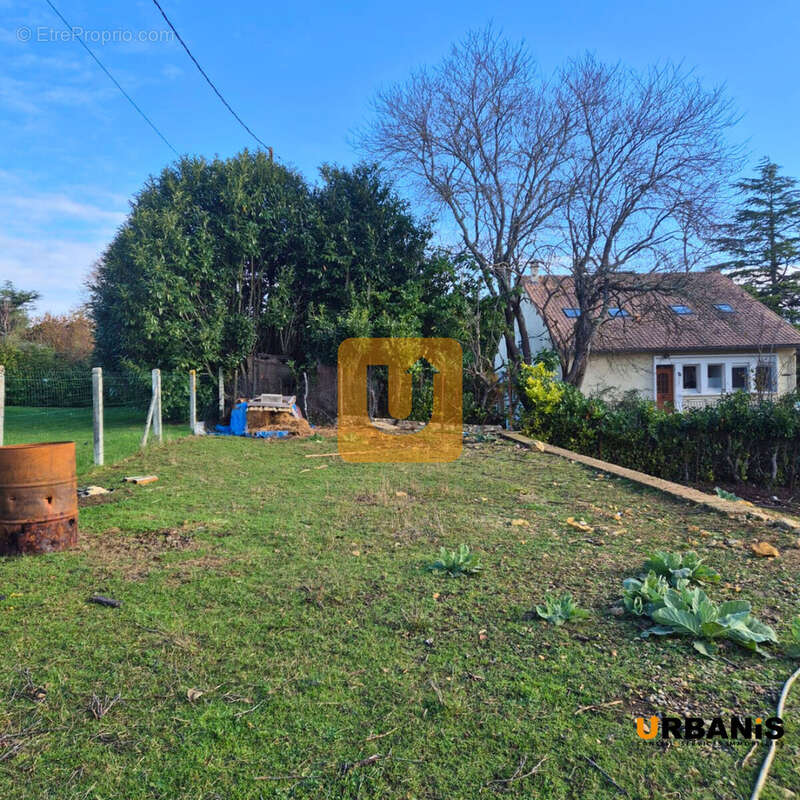 Terrain à MONTAMISE