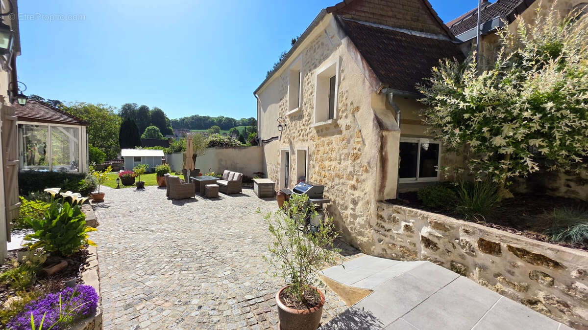 Longère rénovée de 175 m²  avec dépendances  - 887 m² - photo 2