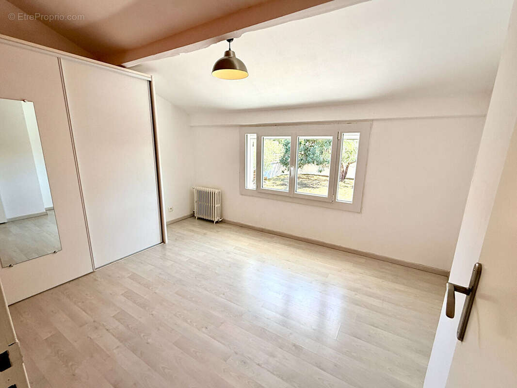 4 CHAMBRES avec garage et jardin - photo 13