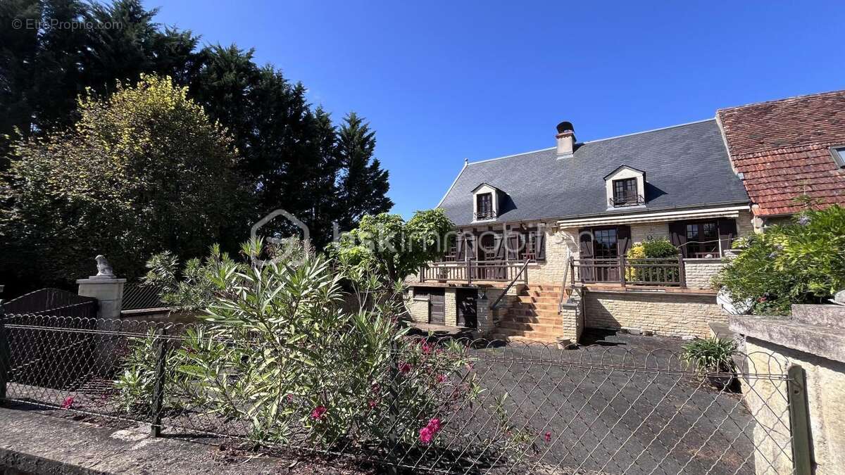 Maison en pierre 110 m² - 4 chambres - Terrain 1 835 m² - Hautefort  149 900 € FAI - photo 2