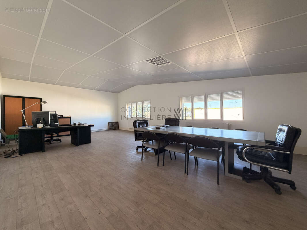 Local commercial auch de 2 600m2 - photo 7