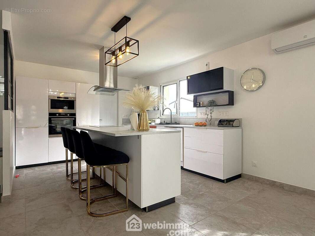 Et la cuisine aménagée-équipée ouverte façon US. - Maison à NEUVILLE-DE-POITOU