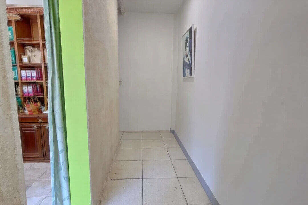 Mouriès, immeuble mixte de 240 m² avec deux logements et local commercial . - photo 3