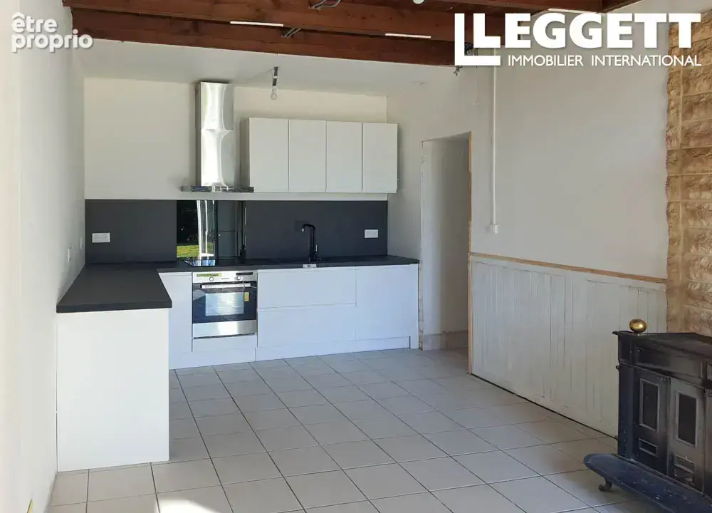 Maison individuelle en pierre avec bâtiments et jardin - photo 2
