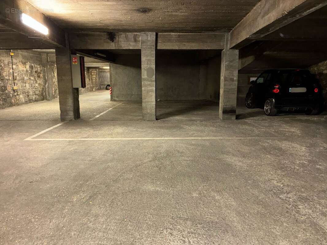 Parking à PARIS-16E